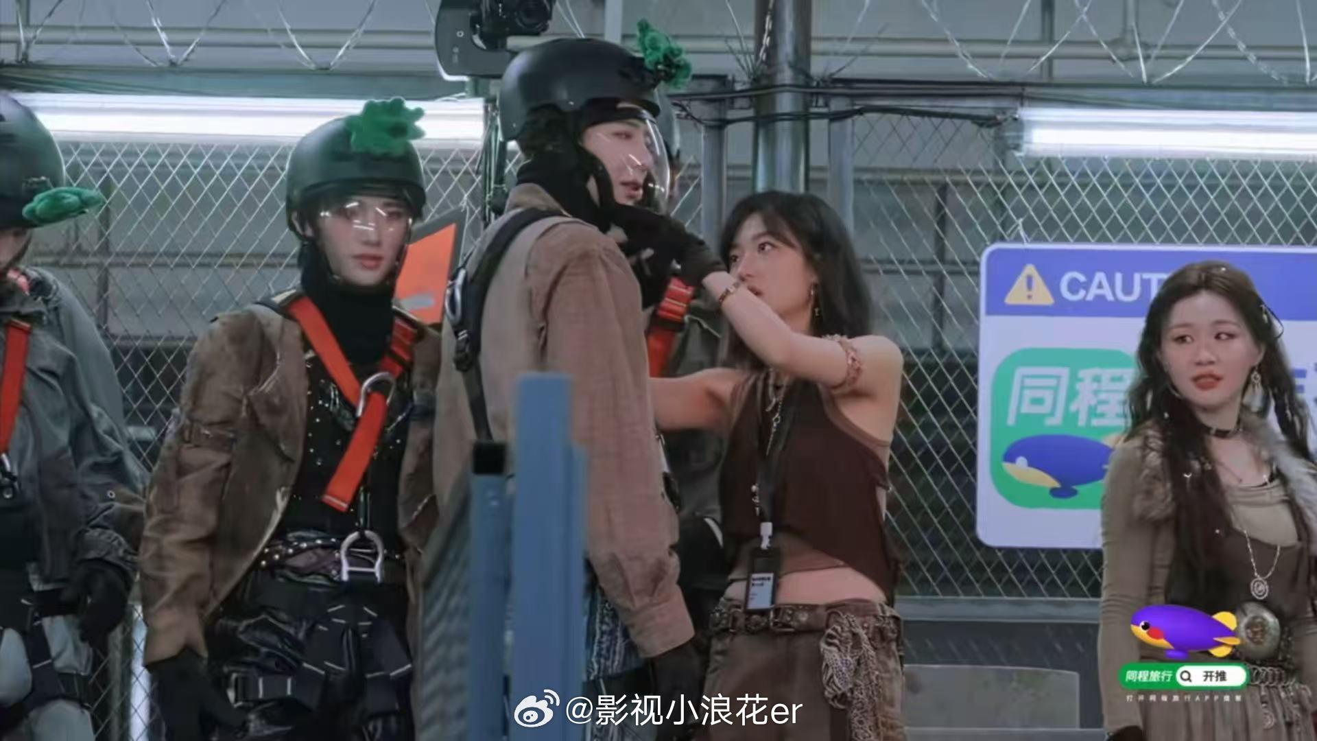 张凌赫安慰丁程鑫孙千帮刘宇宁戴头盔开始推理吧周柯宇震惊张凌赫这么帅 开始推理吧的