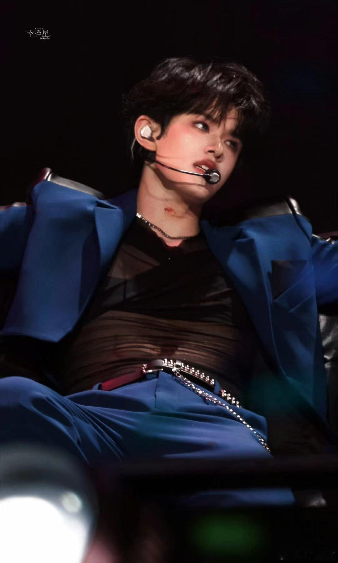 张极唱了重庆话rap张极重庆话表白粉丝现场听张极重庆话rap真的太震撼，节奏稳、