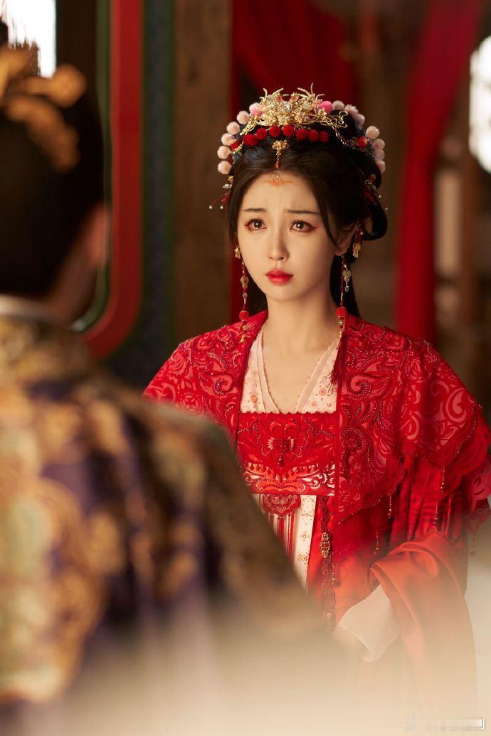 #凌妙妙婚服剧照##虞书欣凌妙妙婚服新皮肤# ​​​凌妙妙婚服剧照令人陶醉，落跑