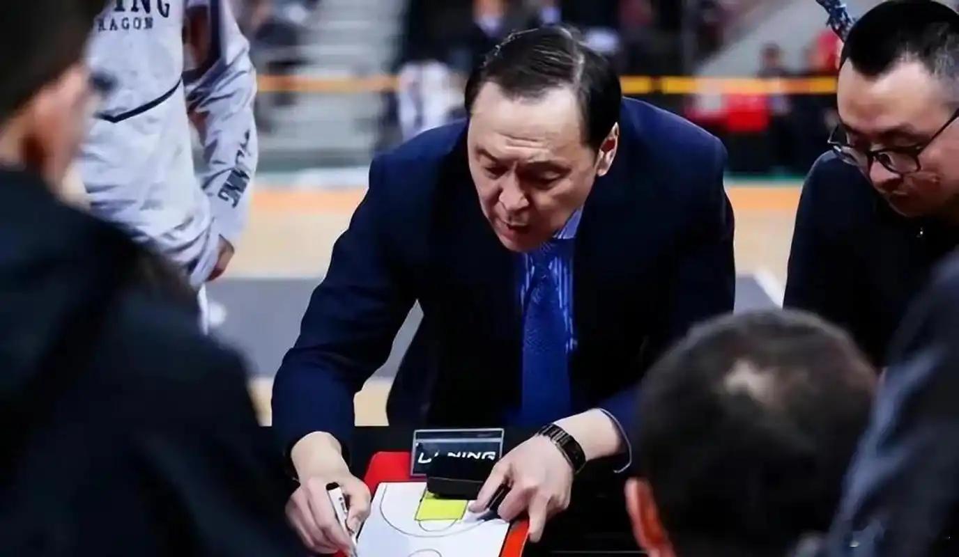 德贵指导正式挂帅的头一夜，林庭谦一记绝平三分，单节15分带领球队打出27:17的