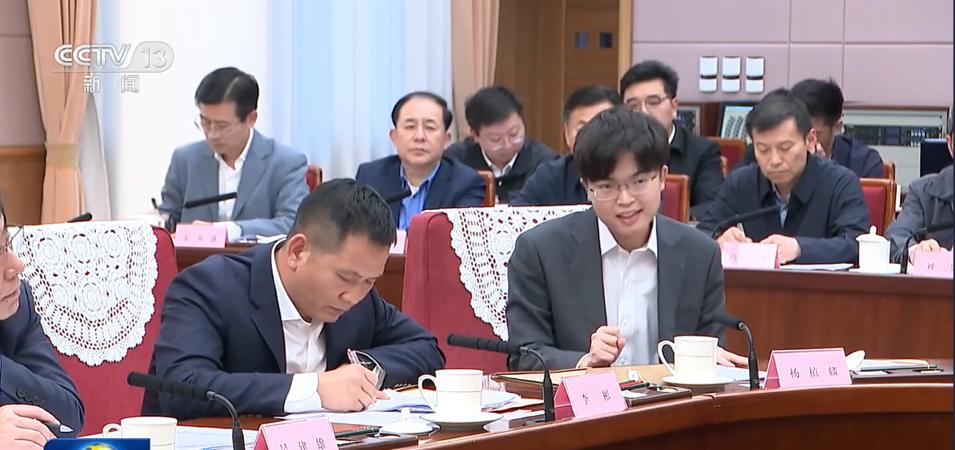 今晚的新闻联播，看到了1992年出生的月之暗面创始人兼CEO杨植麟。