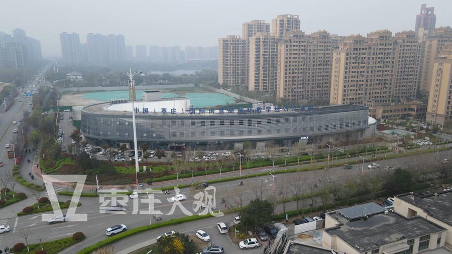 【一万件二手奢侈品通过枣庄这里出海！】
    没想到这么多LV、普拉达……的包