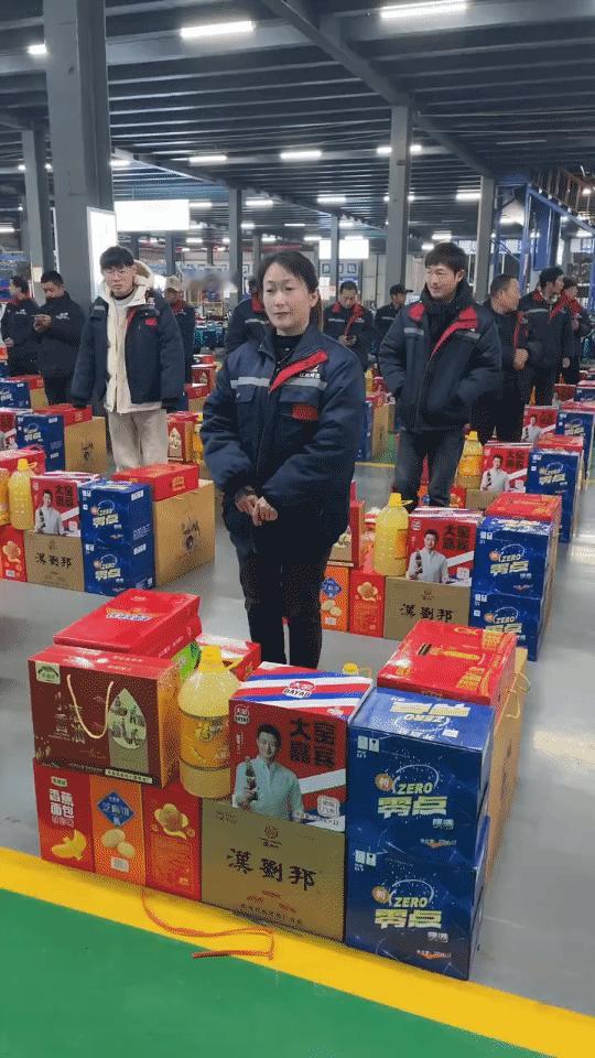 今年厂里效益好，年货都得车子拉[笑哭]