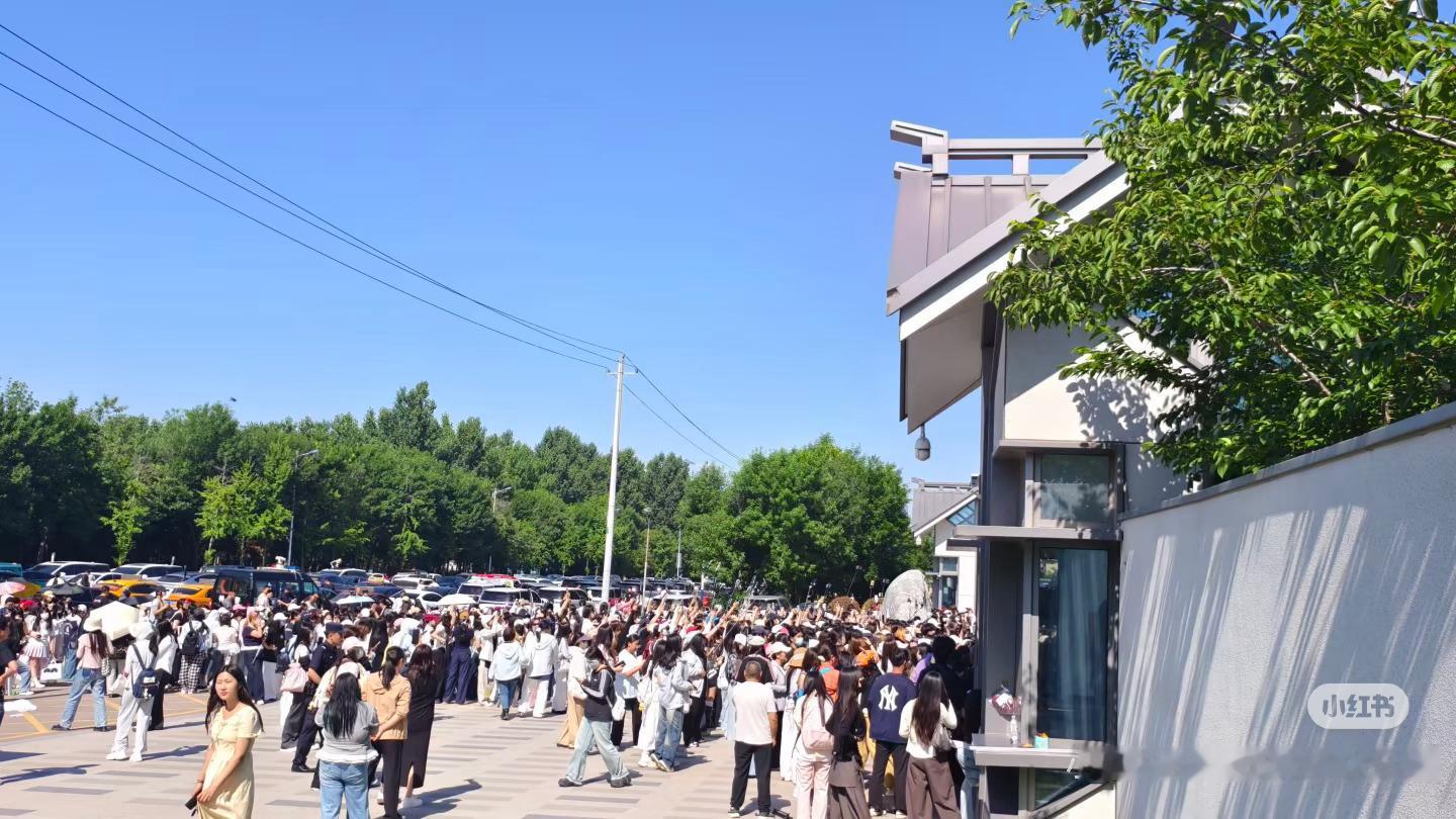 tg 学校外面依旧人山人海 