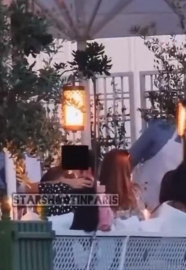 Lisa靠在三公子肩膀上撒娇哦豁，两个人感情这么好的吗？果然谁谈起恋爱来都像个小