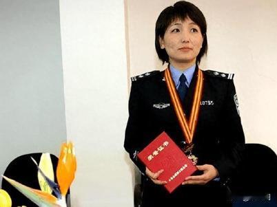 2006年，身陷囹圄的张高平偶然在监狱里看到电视上的女警官聂海芬，正对着镜头侃侃