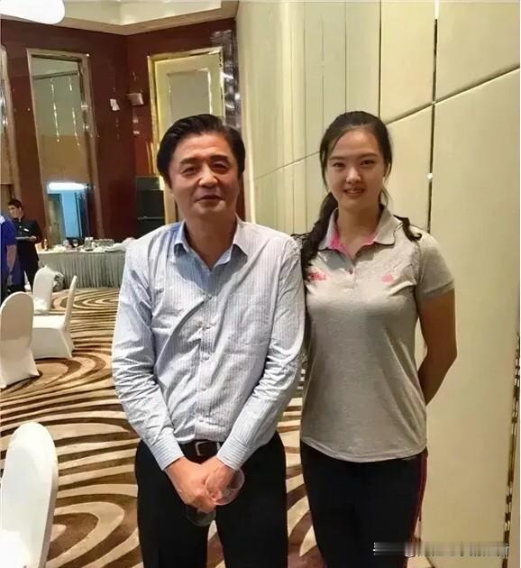 老一辈的排球运动员和新生一代的美女运动员在一起的合影真养眼，左边的是从年轻一直帅