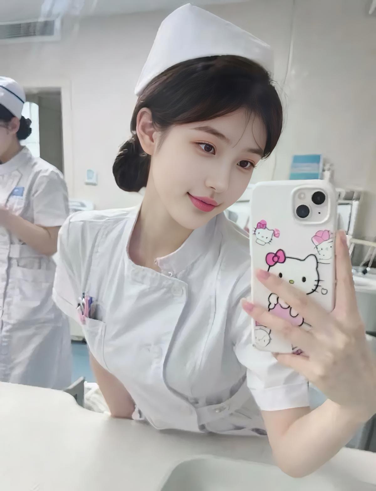 小姐姐，
快把手机收起来，
护士长在后边，
你还敢自拍！
白亮美