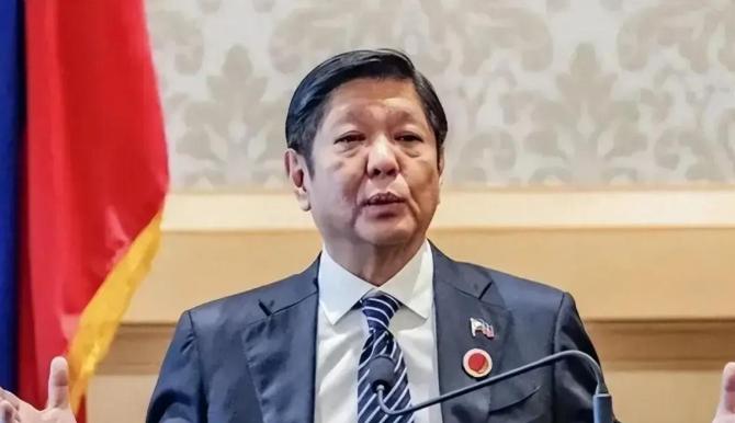 新加坡《联合早报》8月9日写道：“美国指责中国在南中国海有争议的黄岩岛附近从事破