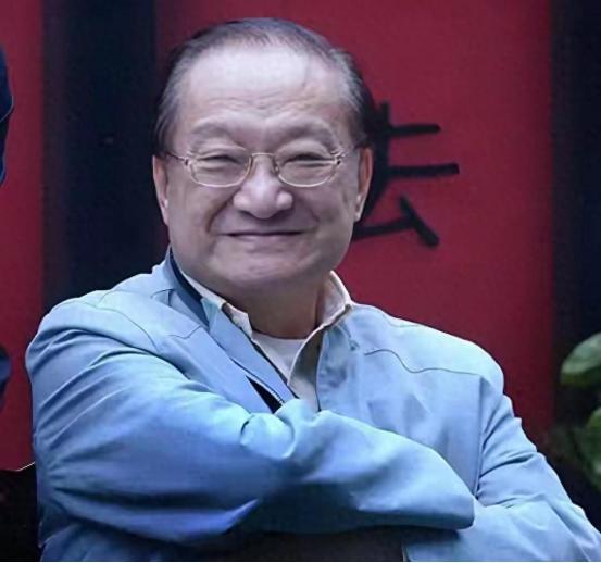 金庸当年看中西湖边的风水，开口向杭州要块地建别墅，承诺百年后连房带书全部奉上，杭