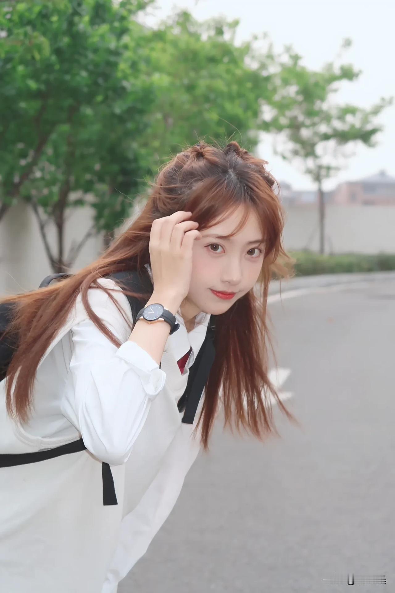 见一眼就喜欢的女生，还真不少。有那种纯看颜值就心动的，像书敏，穿着简单大方，甜美