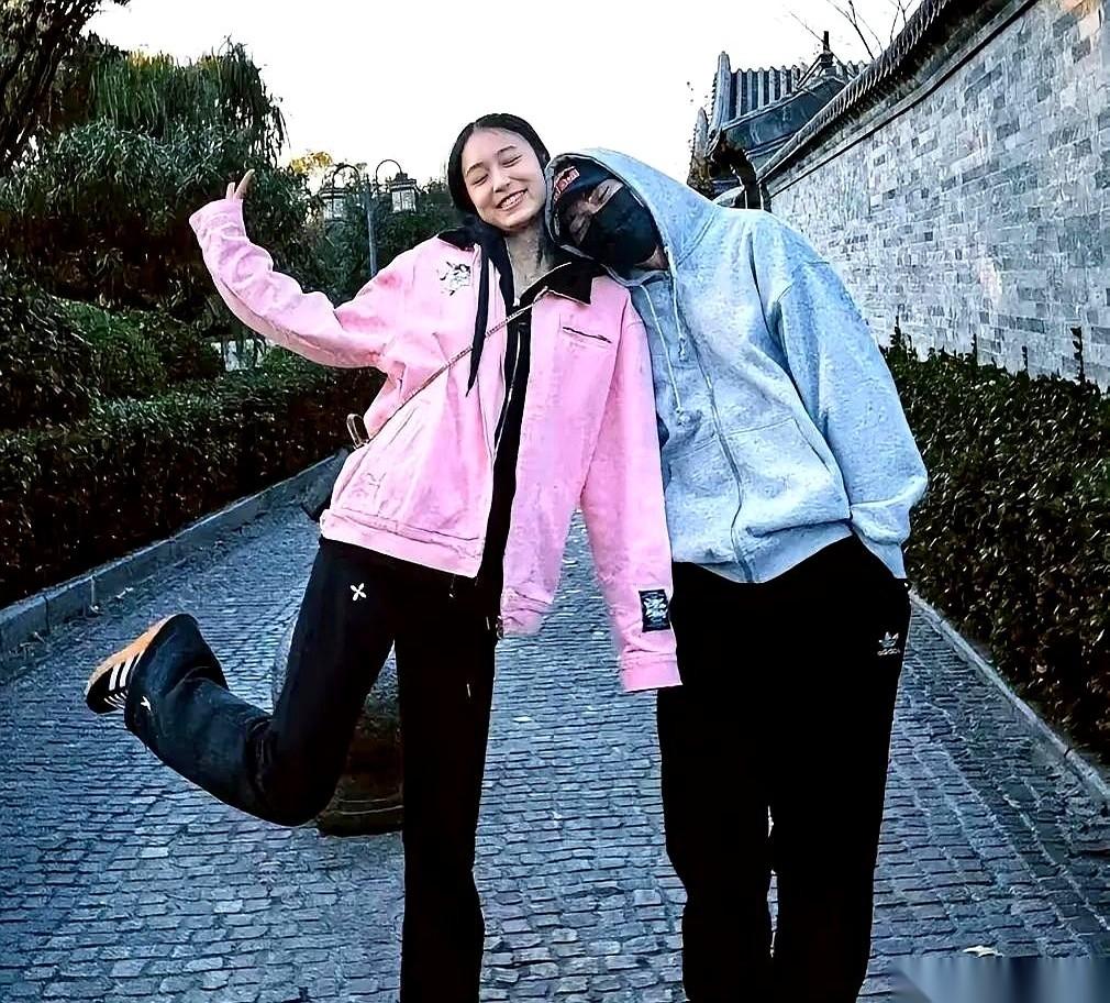 那个在雪场上天不怕地不怕的苏翊鸣，拿了冠军被所有人喊“翊鸣哥”的那个。
一转头，