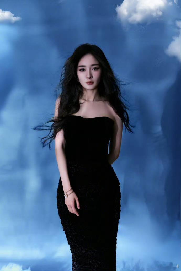 杨幂黑丝绒裙装  还得是杨幂  美腻 杨幂[超话]  
