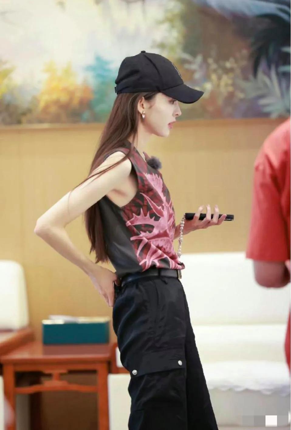 惊！！一米七二的大美女娜扎瘦得只剩82斤！肋骨根根分明，让人看着都心疼哈，把自己