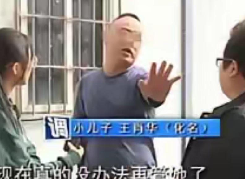 断臂男子独自赡养父母20年，背着外债把老房卖了。谁知母亲半夜开挂，偷偷给国外3个