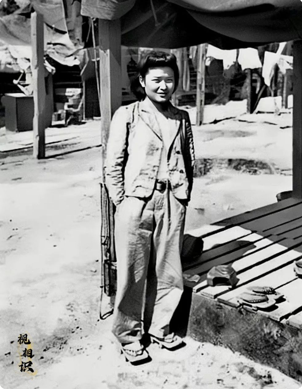 1945年，冲绳岛战役结束后，一位被美军解救的韩国慰安妇照片，她被日军从韩国强行...