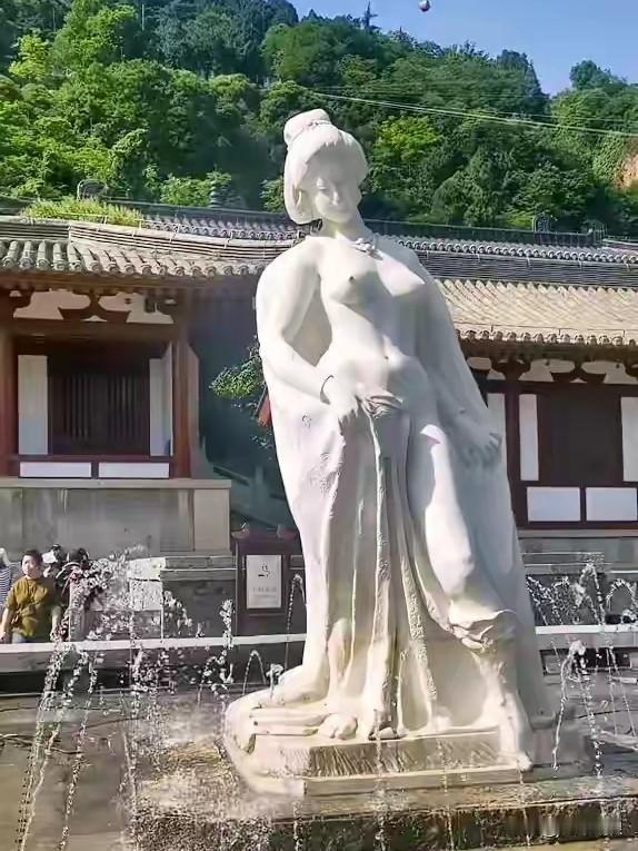 不要再争论了！
特问西安市有关部门
如果杨贵妃在世
你这样对待她
她愿意吗