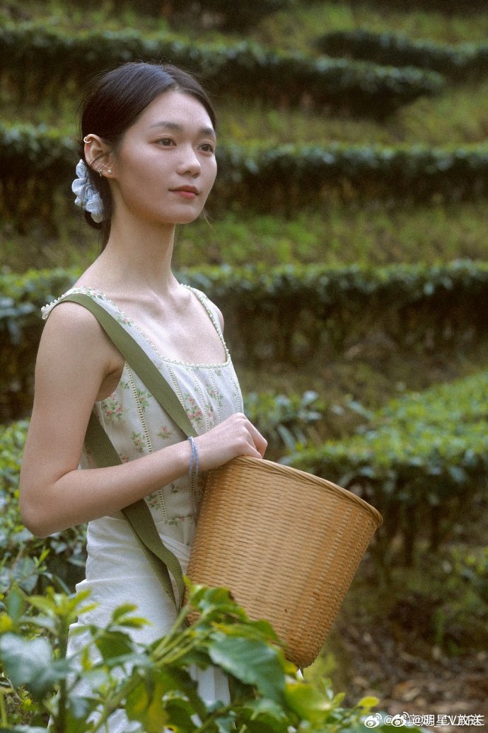 段奥娟这么瘦了 段奥娟的最新写真惊到我了！这瘦身效果也太明显了吧，当初那个肉肉的
