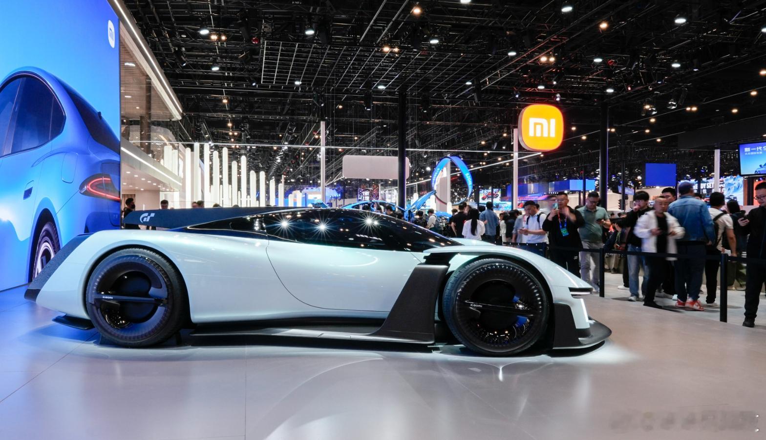 今年的北京车展确实太热闹了，不仅是新技术、新车很“热闹”，现场热度也是人潮拥挤。