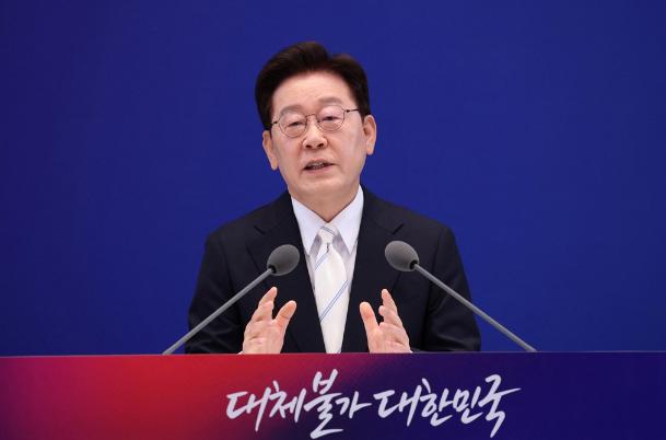今天上午，韩国的资本市场经历了极为动荡的半小时。开盘没几分钟，韩国大盘指数就跳水