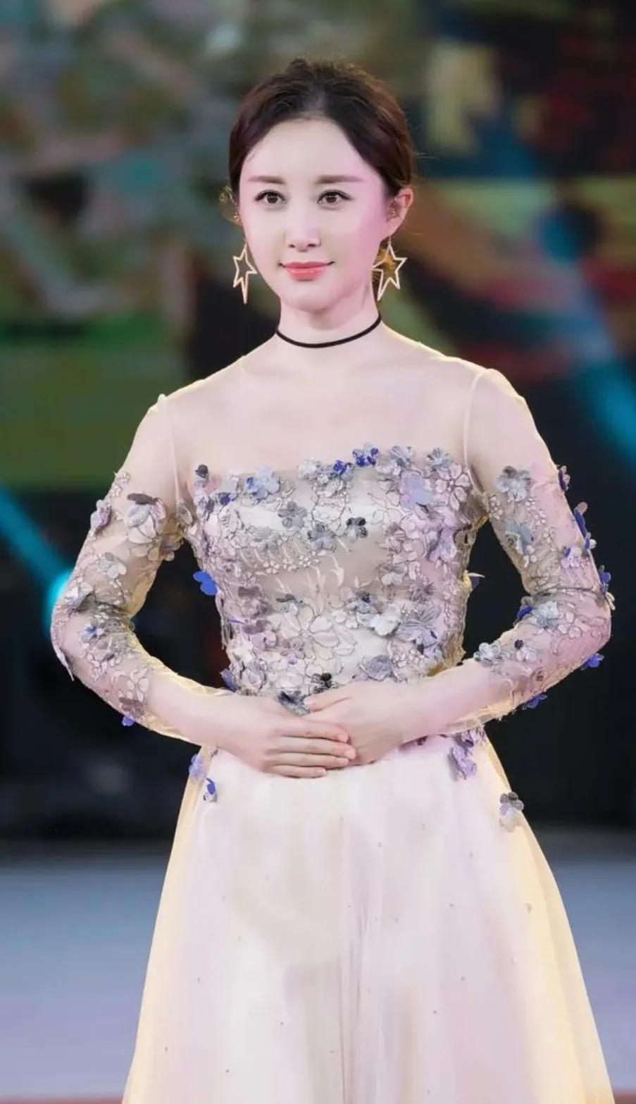 我姑姑家的女儿我的表妹，今年29岁，单身，我们常常被社会的期待所束缚，仿佛在某个