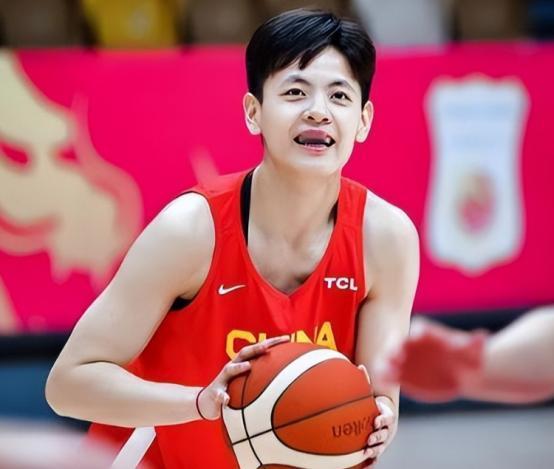 宫鲁鸣用人遭质疑，上场27分钟8投1中仅拿3分，网友：别再吹了

 
昨晚中国女