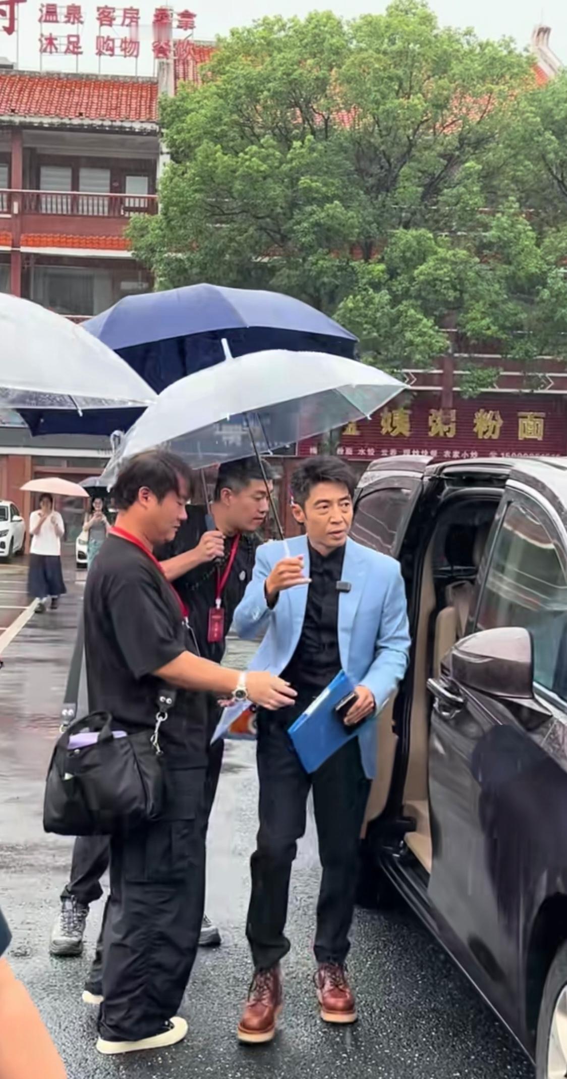 2026年9月4日，撒贝宁冒雨现身广东韶关丹霞山，参与当地文旅推广活动录制。
