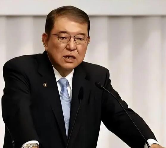 日本前防卫大臣石破茂近几日发话了，他警告日本不要再幻想打仗了，因为国家可能会灭亡