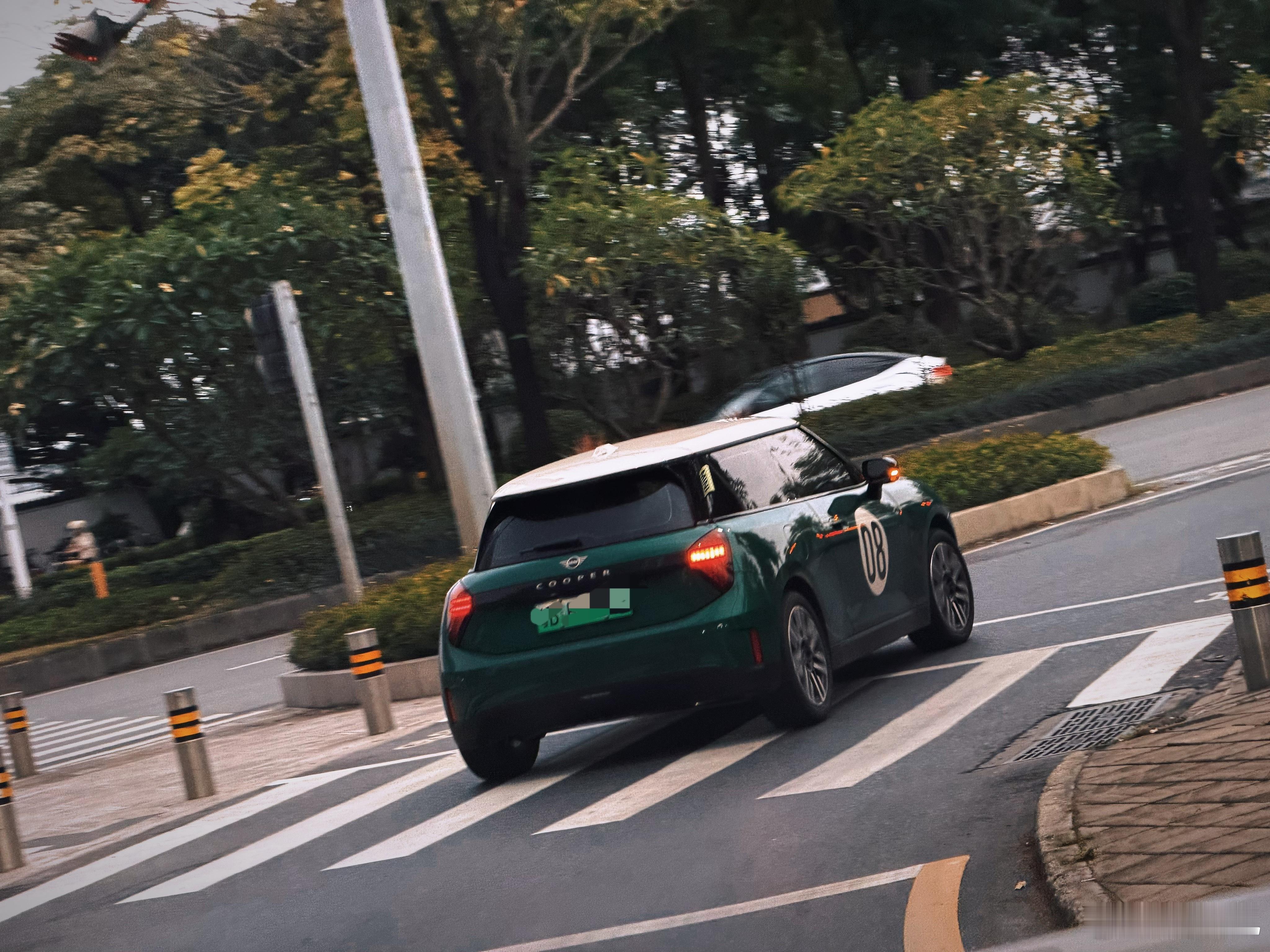 mini还是帅的无与伦比，可惜不认识mini的老师，不然高低买一台天天吹！ 深圳