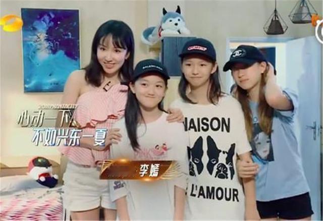 李嫣当王菲的女儿是幸福的，有钱做兔唇手术不说，还近朱者赤，妈妈有气质，她的气质也