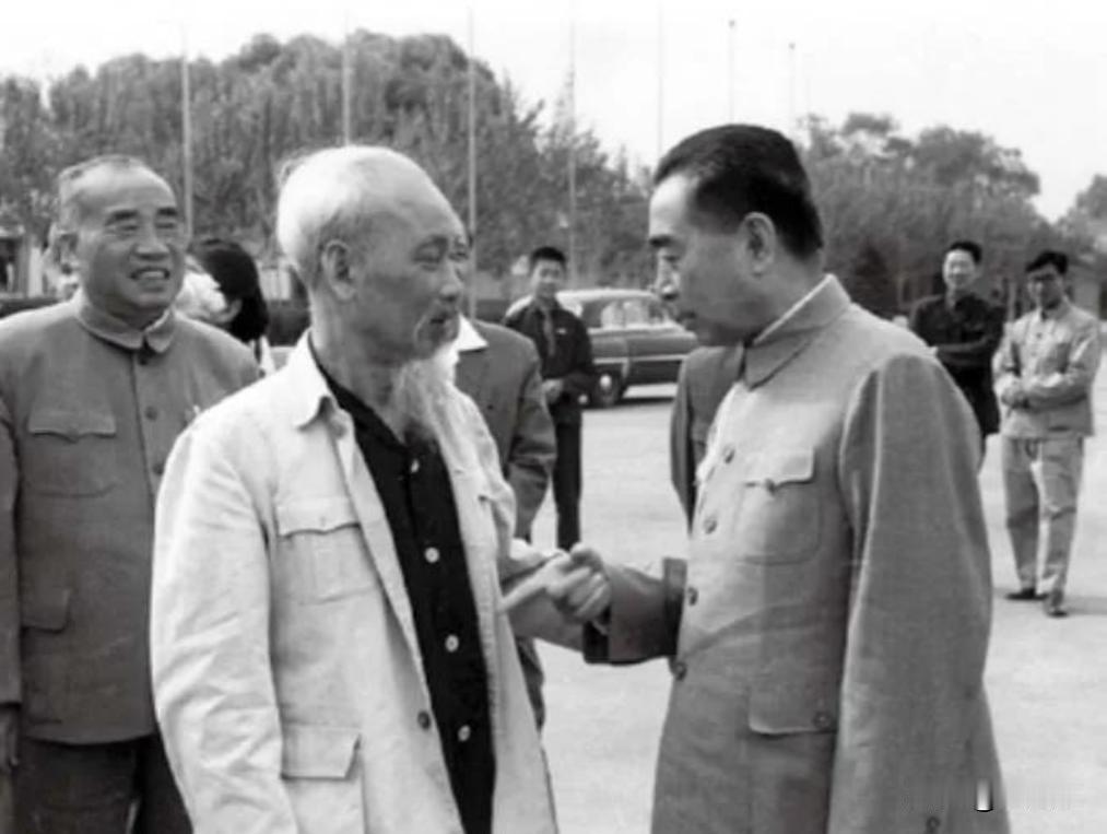 1950年，胡志明向斯大林提出，要10个步兵师的装备。斯大林说，越南同志的要求不