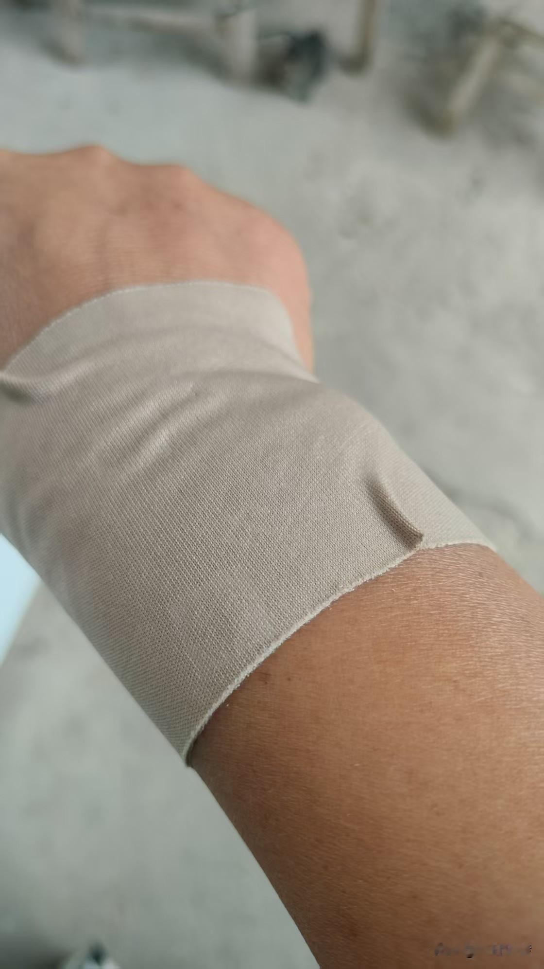 右手腕这星期莫名地疼起来，开始我没在意，哪知越来越疼，拧毛巾都不行了，我慌忙去看