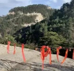 湖南女生黄山坠亡：15%责任背后，是景区安全与生命尊严的博弈
 
27岁的湖南姑