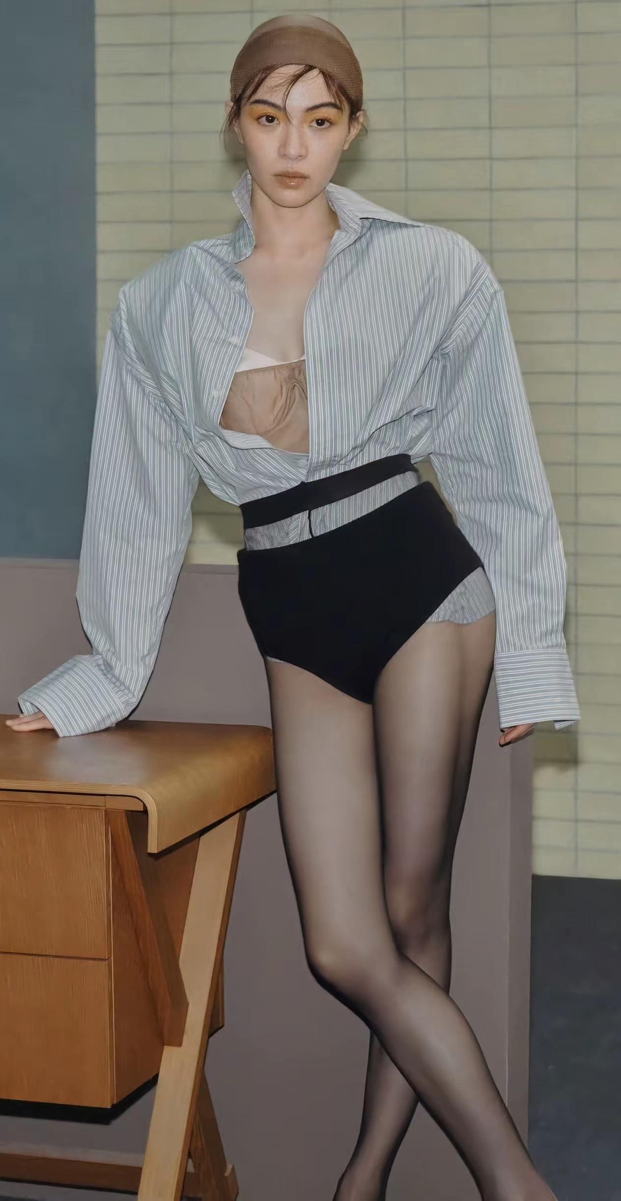 哇哦，这视觉效果的冲击力也太大了。
把衬衫塞进内裤里，真搞不懂这是什么操作，真的