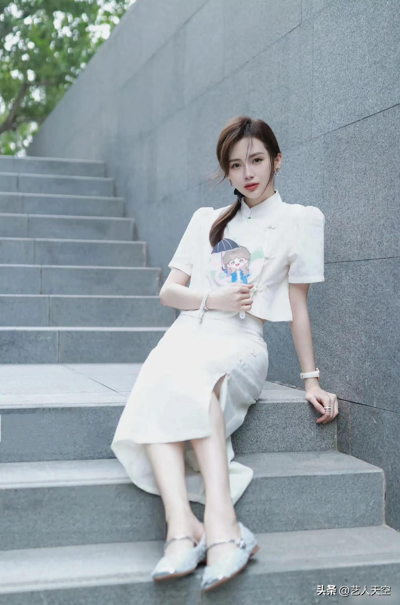 态浓意远淑且真，肌理细腻骨肉匀