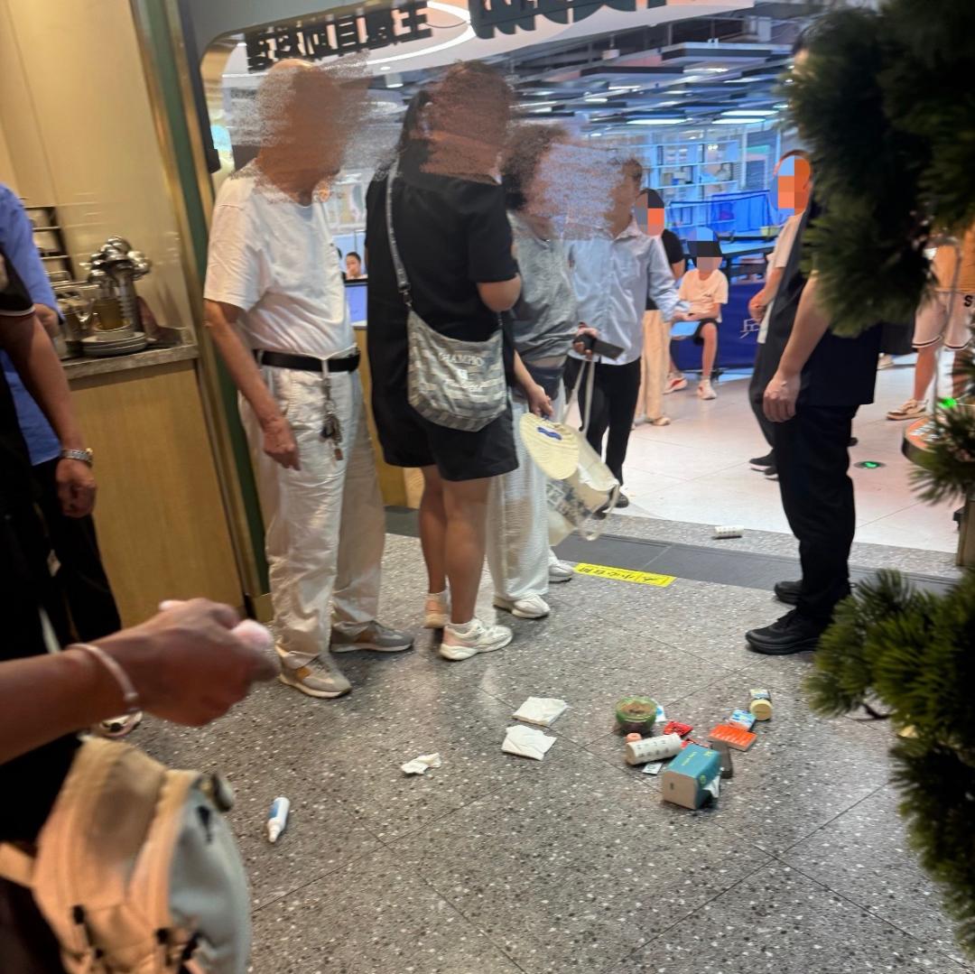 上海两老人被质疑从自助餐店带出食物，一怒之下倒空背包自证清白，餐厅回应：已批评涉