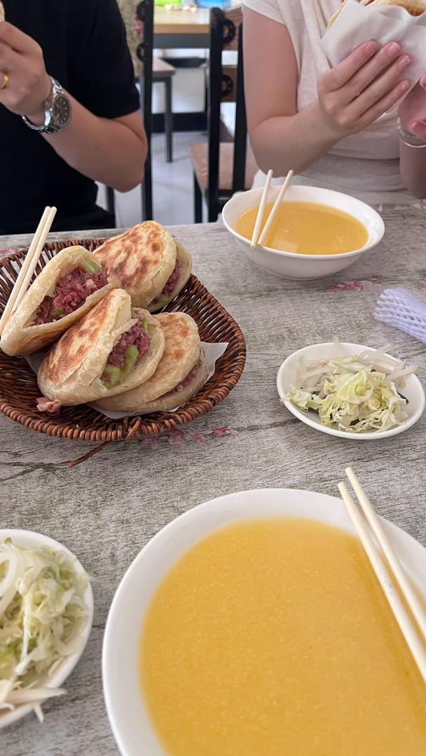 保定某些景区附近卖驴肉火烧的店，你们要不会打火烧不会煮肉就换个菜系，别卖驴肉火烧