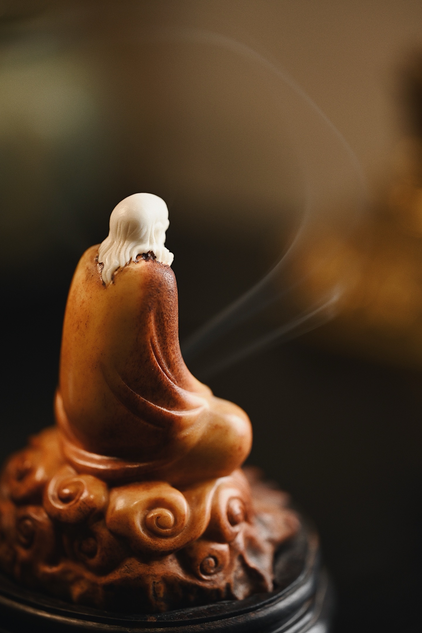 鹿角仿古 | 达摩 香炉料质细腻，雕刻生动，达摩禅定，气韵侘寂空灵，焚香香雾飘渺