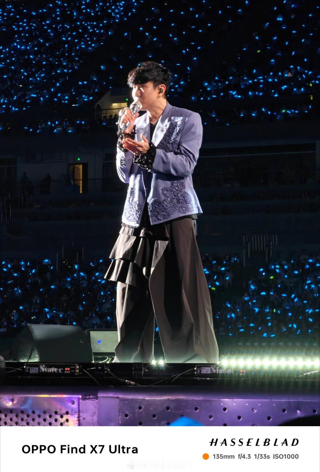 之前在琢磨#林俊杰演唱会# 嘉宾会是谁。但没想到#赵露思去林俊杰演唱会# 了。而