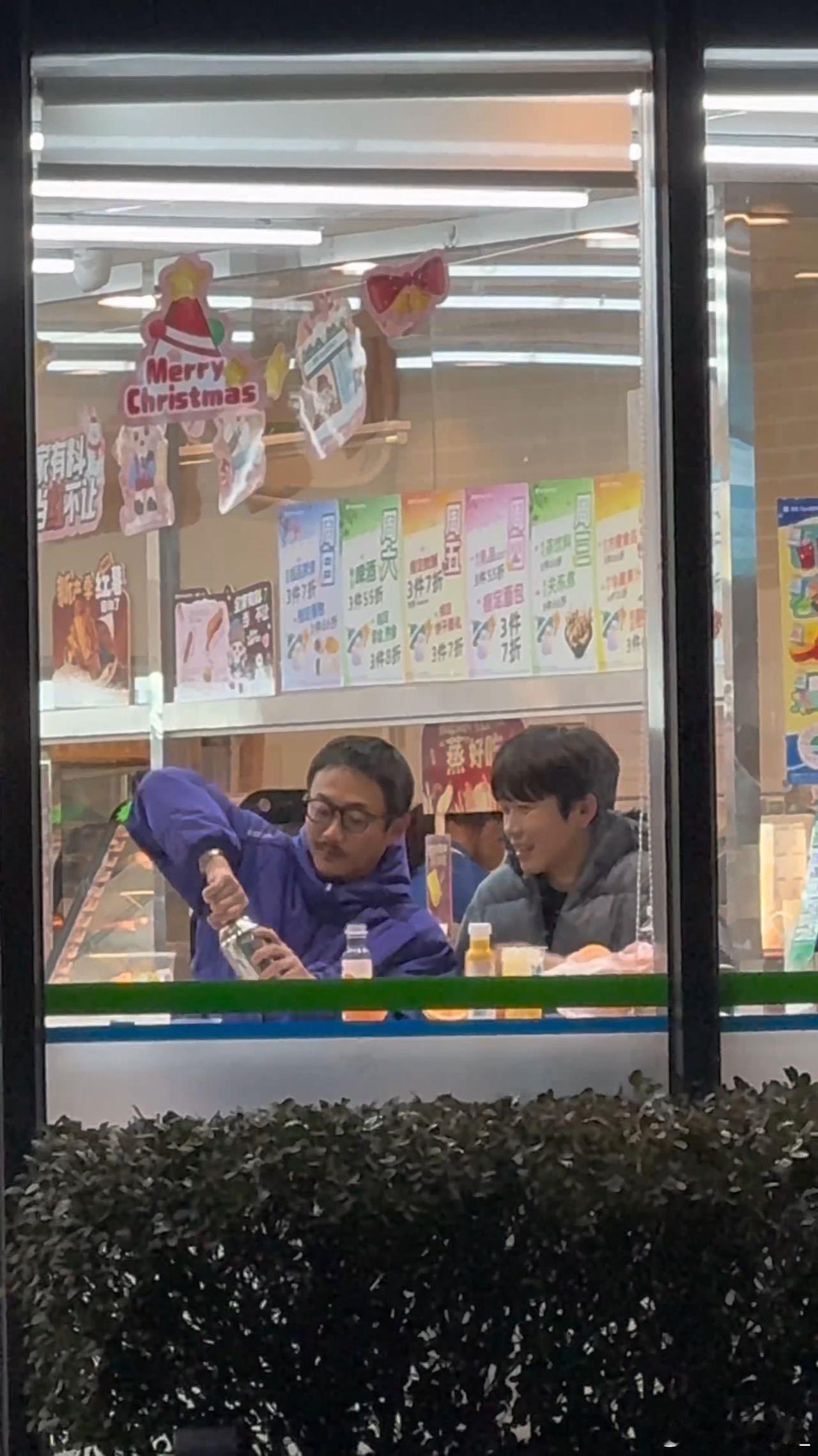 张兴朝李嘉诚便利店调酒碰杯便利店的冰杯撞出清脆声响，是北漂搭档的微醺默契✨ 张兴