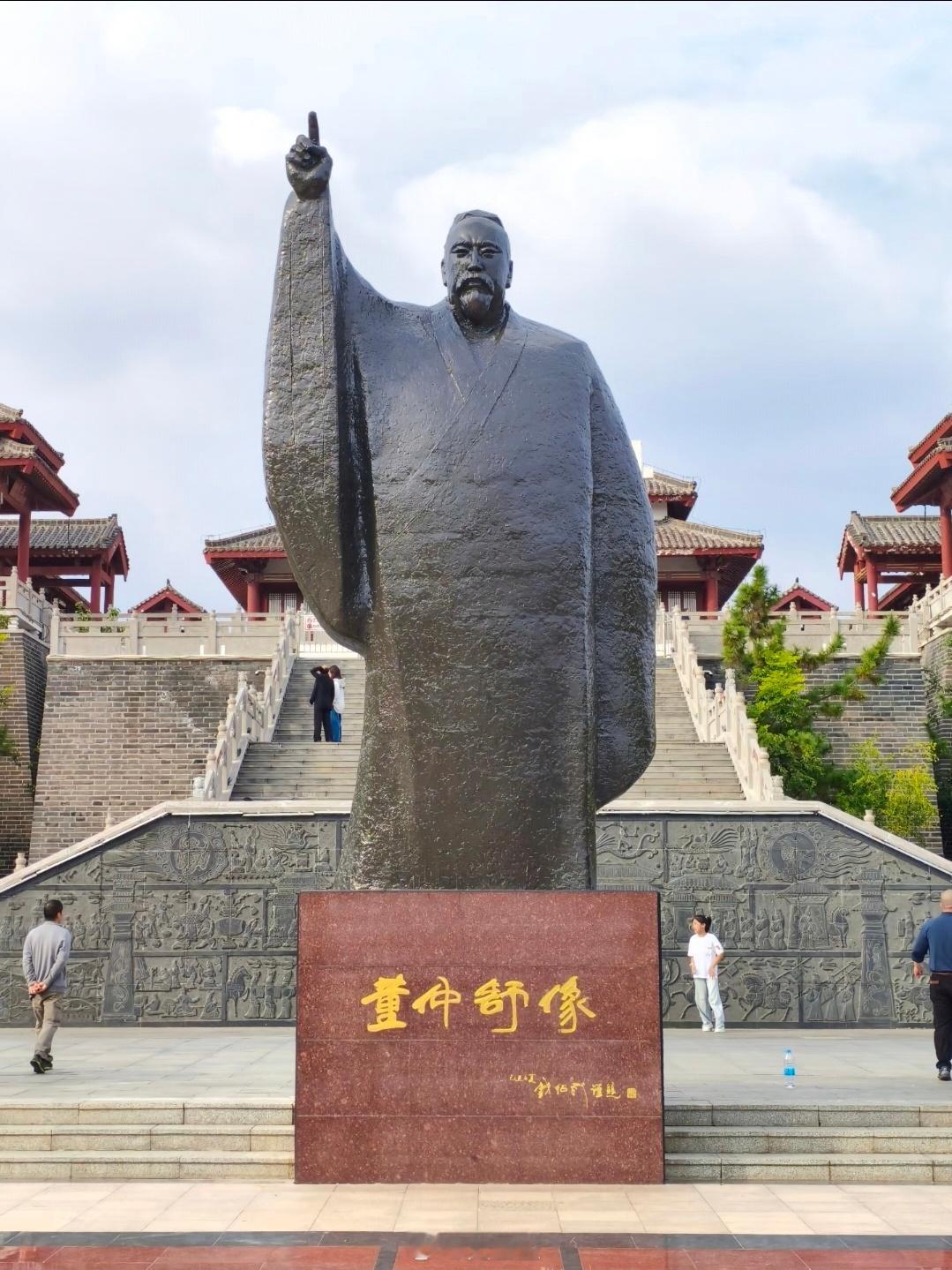 董仲舒：从幕后师者到儒术兴邦的传奇公元前179年，在河北衡水的一个大地主家庭，一