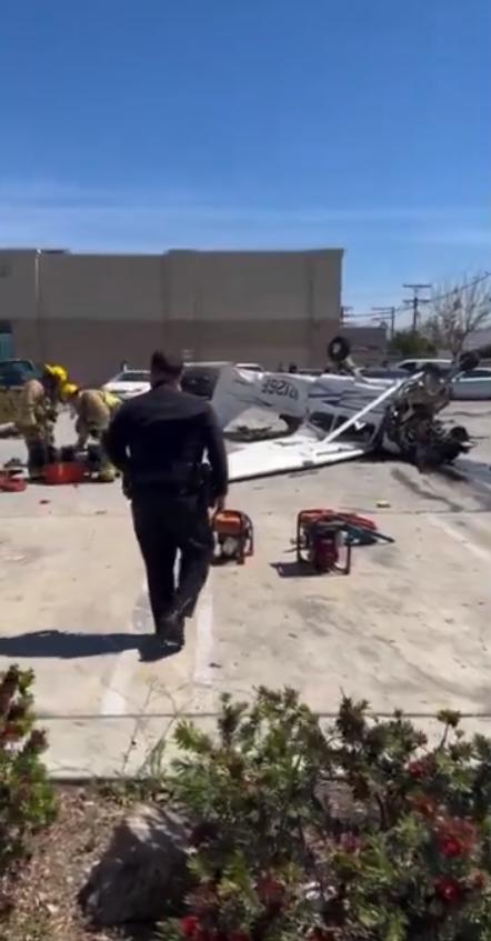 一架飞机在加利福尼亚州帕科伊马市坠毁于停车场，一名70岁的飞行员被救出。这架单引