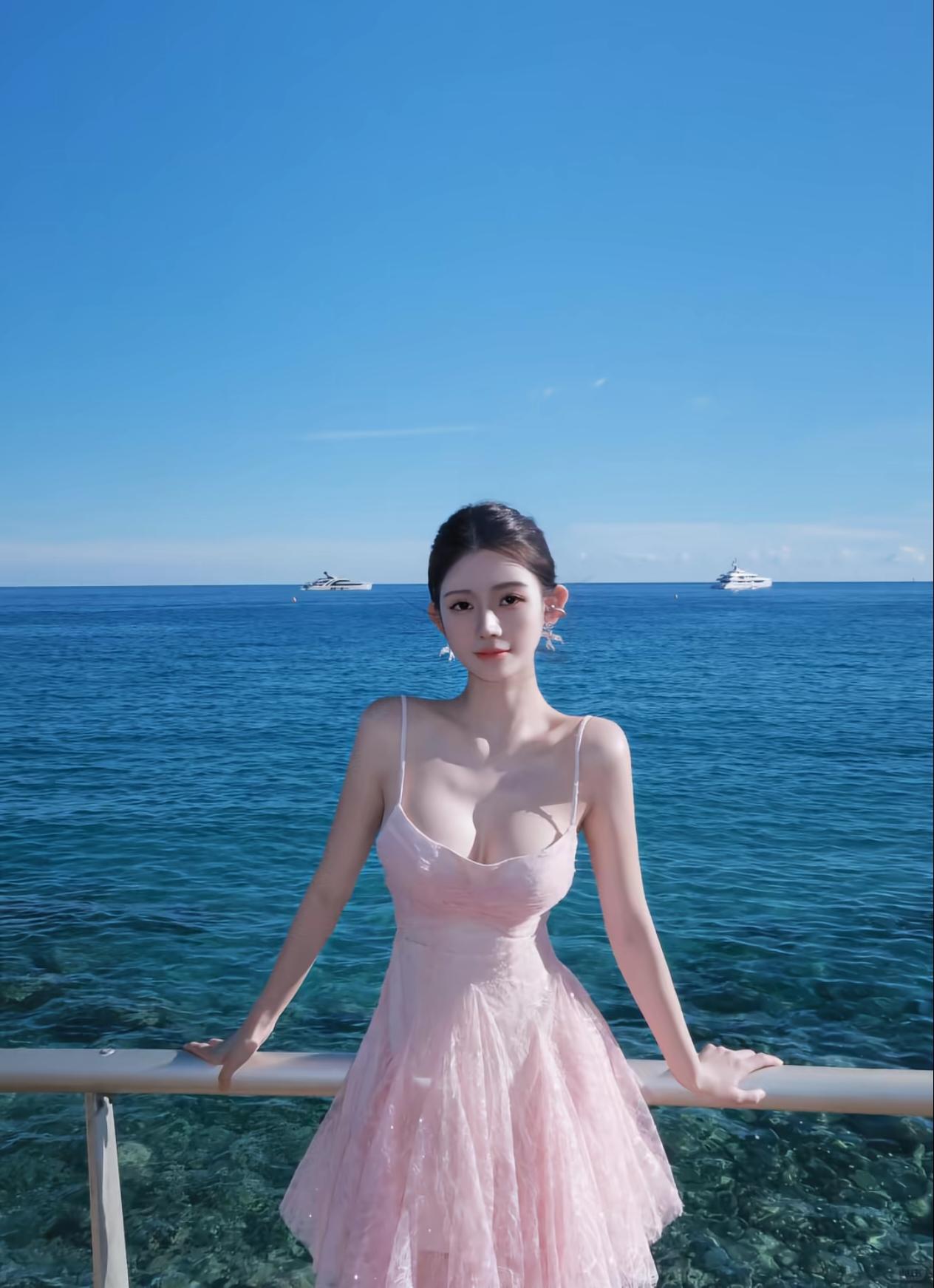 碧海潮生处，美人倚栏杆。