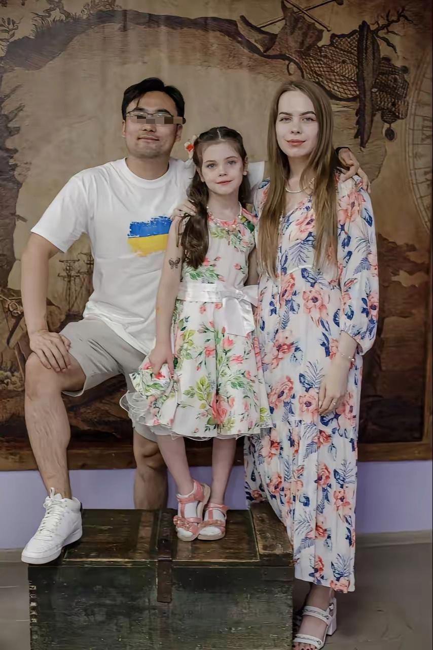 中国小伙娶乌克兰女孩，生个混血小女孩，真漂亮，我发现还有一个特点，那就是岳父岳母