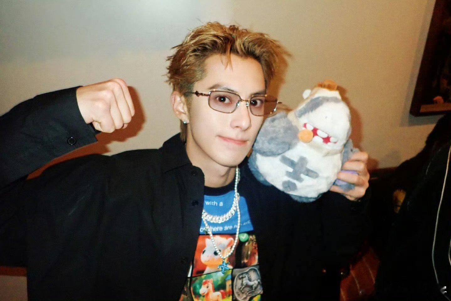 王鹤棣王鹤棣大年初四开工亲爱的客栈 天然综艺感+超强领导力，王鹤棣就是客栈灵魂！