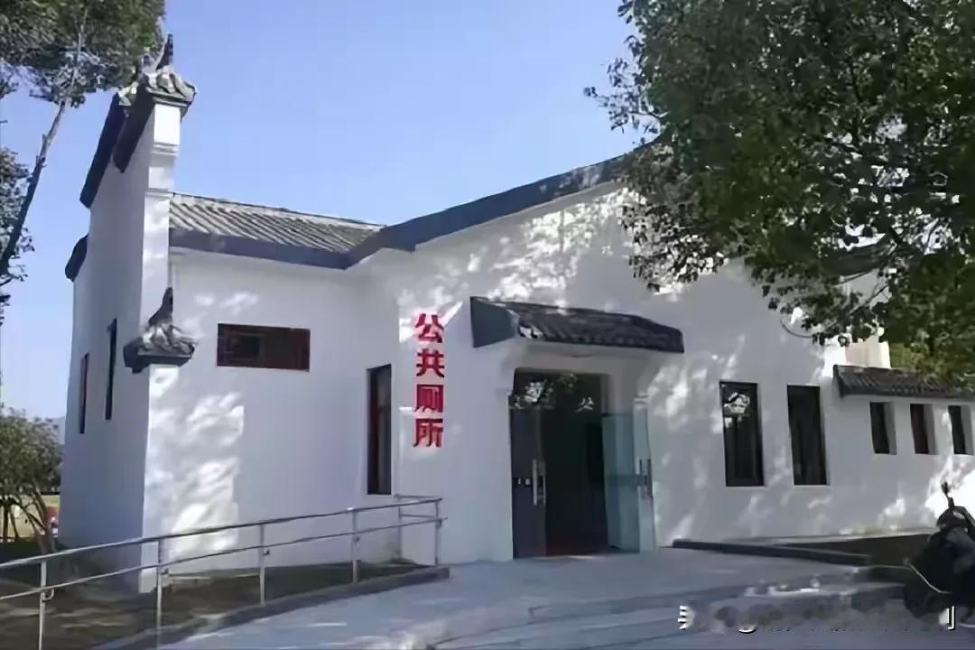广东东莞，男子与女子在公厕完成交易后，感觉这350块钱花的不太值，趁着对方整理衣