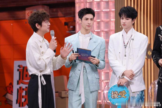 唐俪辞在好六街  唐俪辞来好六街营业太绝了！《水龙吟》里的古风感超浓，遇上综艺肯