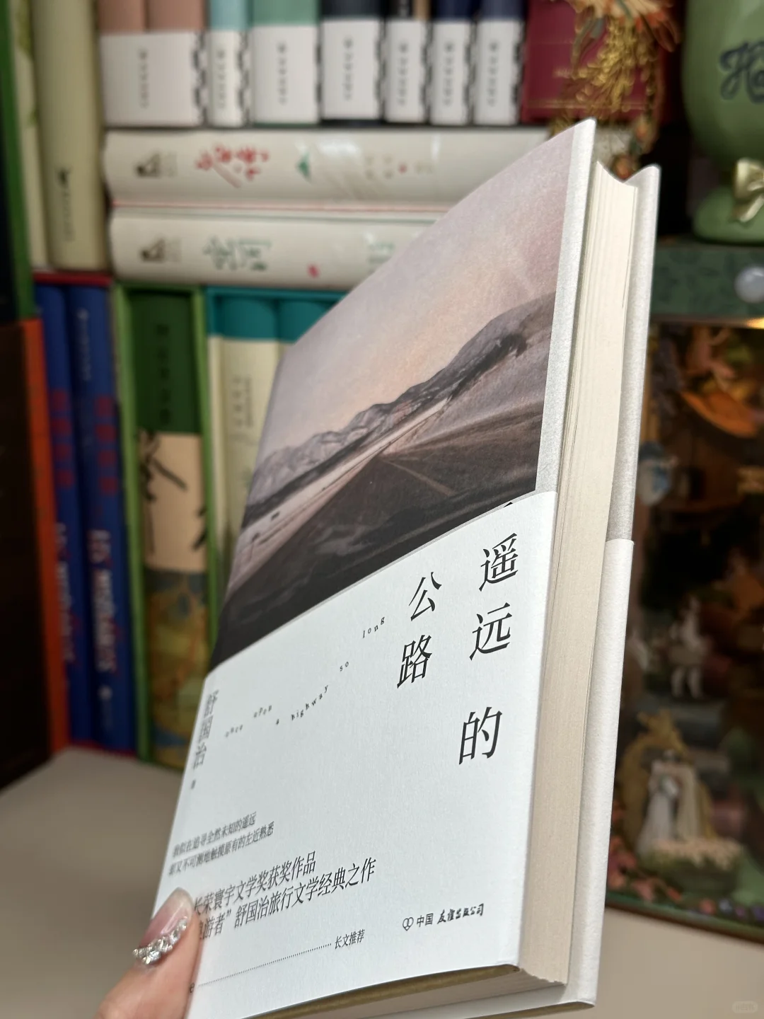 若你觉得生活困顿无望，不妨跟他一起去看看诗和远方
.
“他写的都不是什么了不起的...