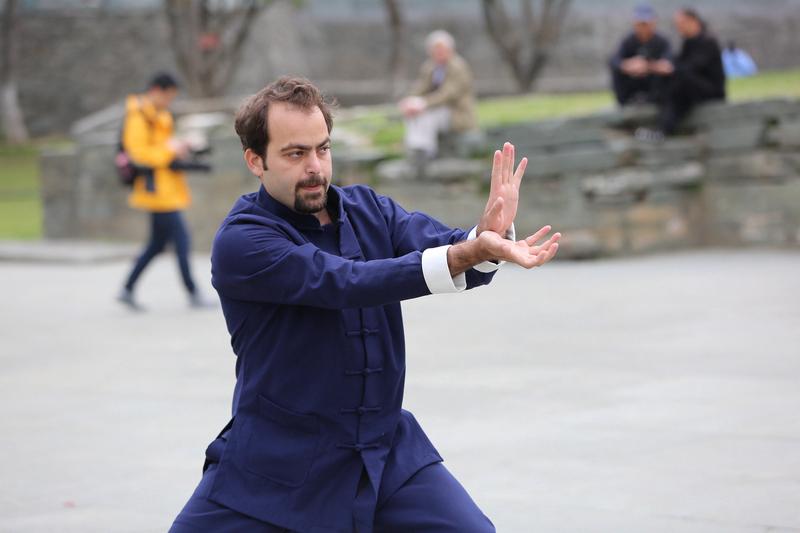 听说有游客在武当山花12个小时都没登顶，这可太离谱了！武当山风景秀丽，本是游玩的