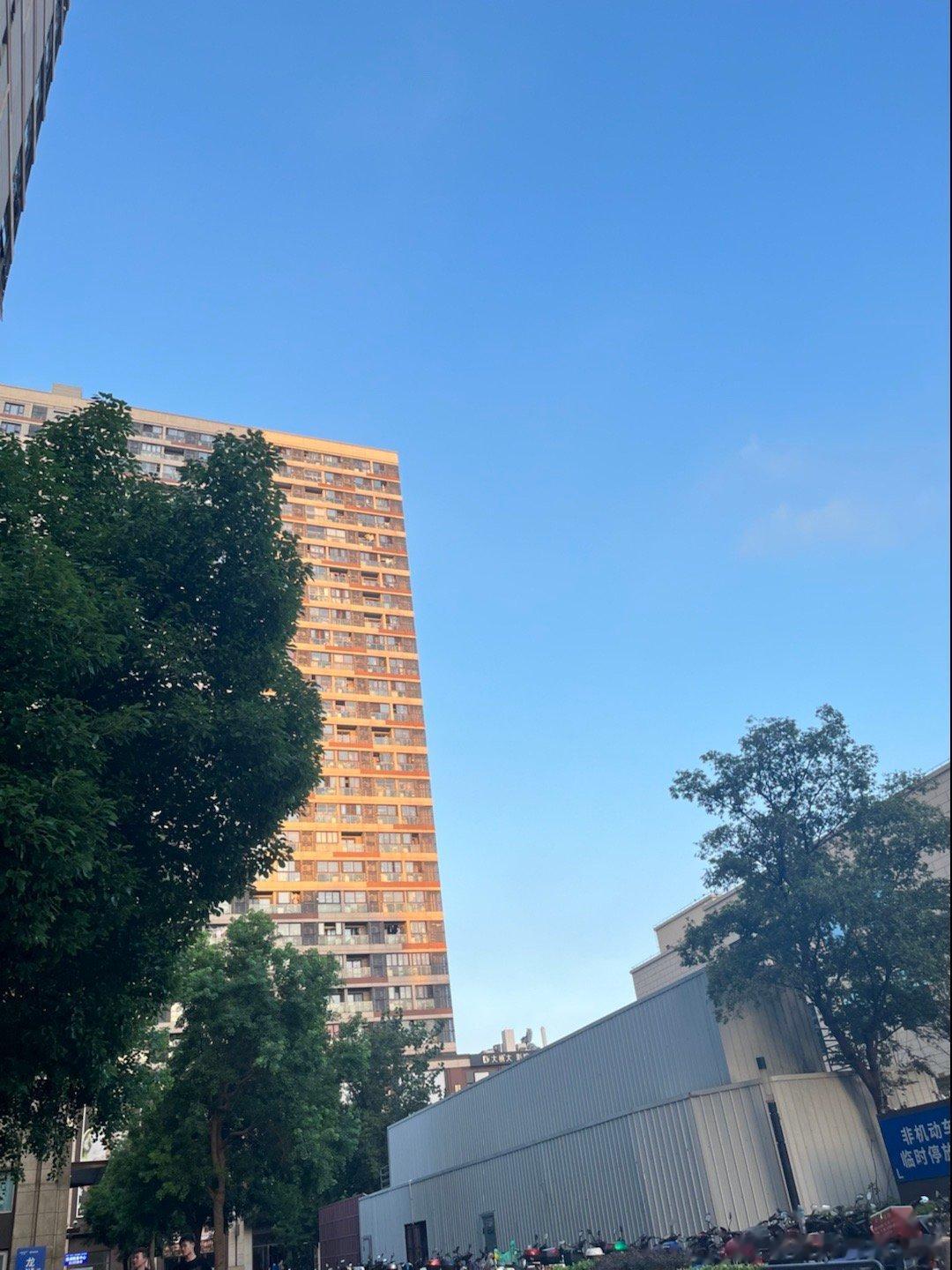 早[太阳]今天四点多就醒了，天还没有亮楼下只有胡辣汤+芝麻饼此时的风甚是凉爽，秋